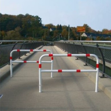 Valkoiset ajoestekaaret punaisilla heijastintarroilla