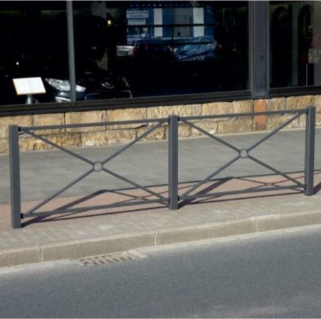 Koristeellinen aitaelementti, joita voidaan yhdistää pitkäksi aidaksi