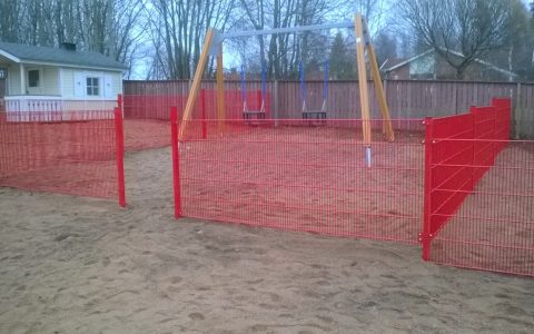 Punainen leikkipuiston aita