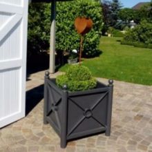 Metallinen kukkalaatikko ristikuviolla