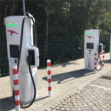 Pollareita latausasemalla